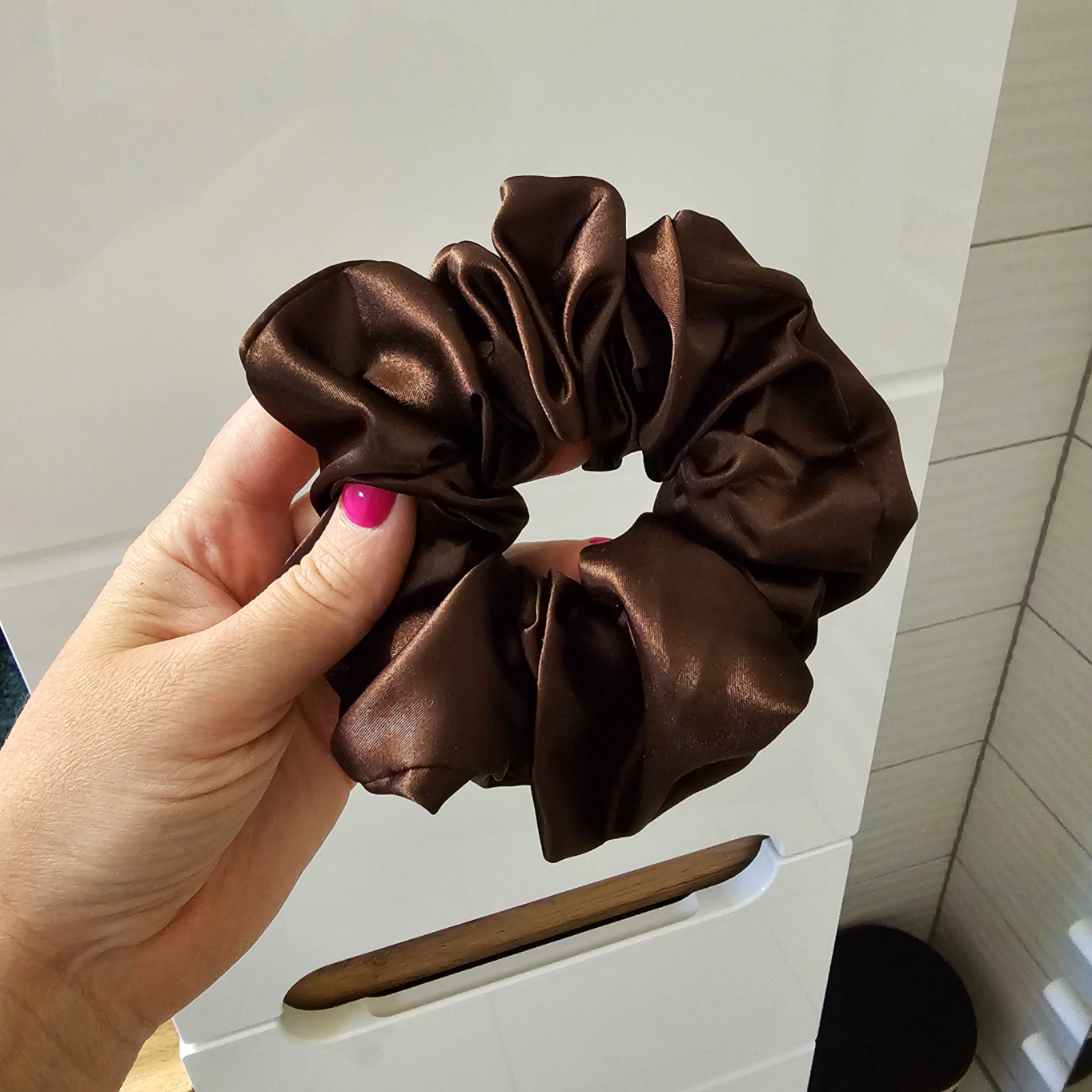 Scrunchie gumička do vlasů MATEA DARK CHOCOLATE3